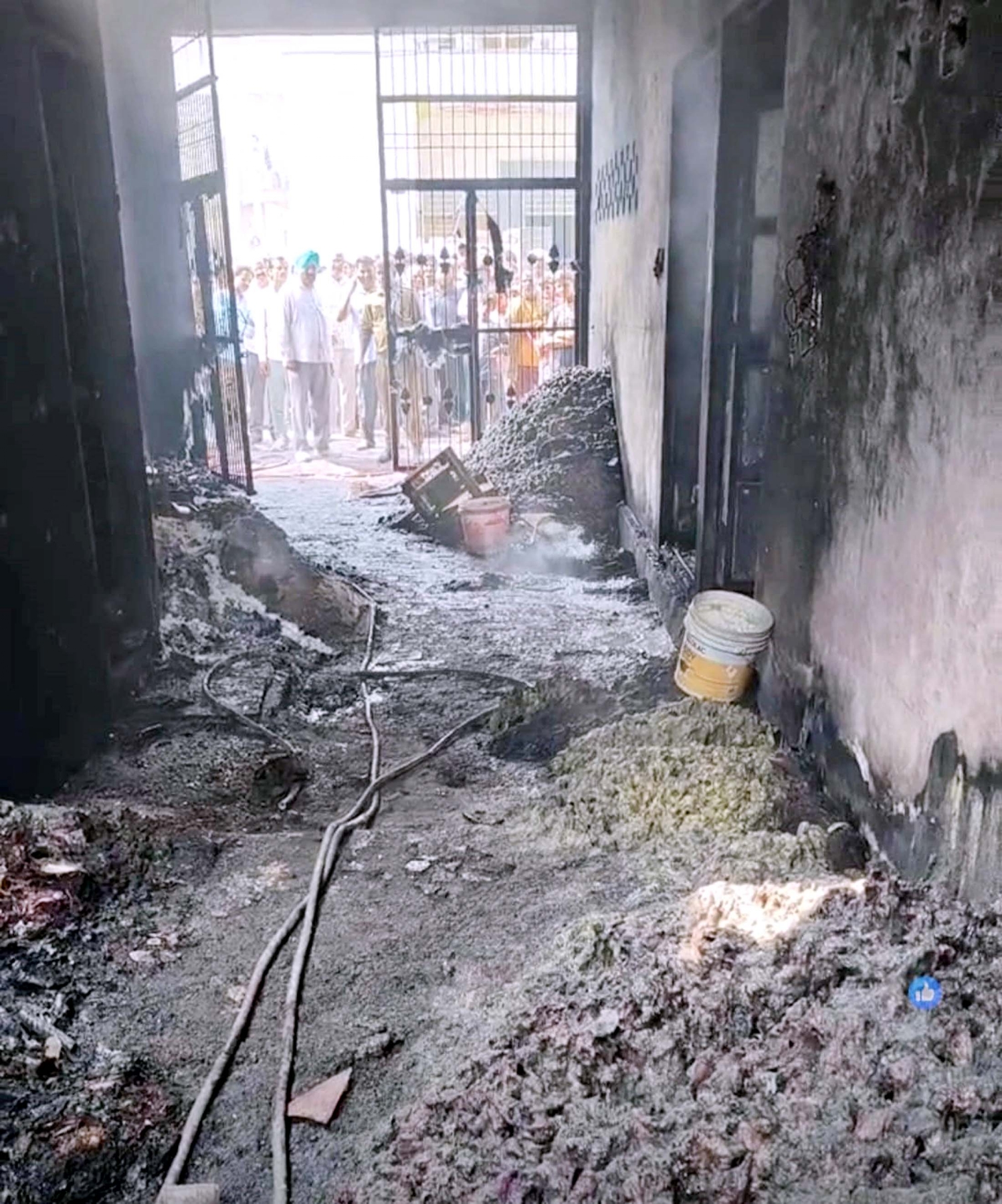 आग से जली फैक्टरी में रखा सामान।