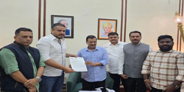 एनसीपी-एसपी के विधायक रोहित पवार आआपा संयोजक अरविंद केजरीवाल से मुलाकात के दौरान।