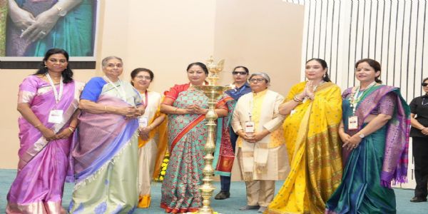 दिल्ली के विज्ञान भवन में आयोजित दो दिवसीय सम्मेलन ‘भारती – नारी से नारायणी’ का शनिवार को उद्घाटन करती मुख्यमंत्री रेखा गुप्ता