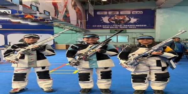 (बाएं से दाएं) माहित संधू, ख्याति चौधरी, मेहुली घोष