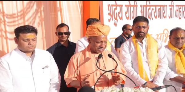 श्रीकृष्ण जन्मभूमि परिसर में जनसभा को संबोधित करते हुए सीएम योगी आदित्यनाथ