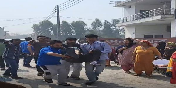 घायलों को बाहर लेकर आते हुए स्थानीय लोग।