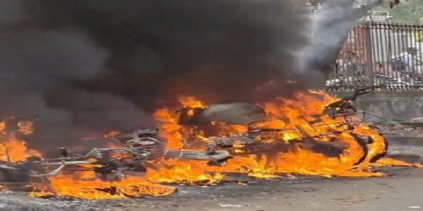 आग लगने से पांच बाइक जलकर राख