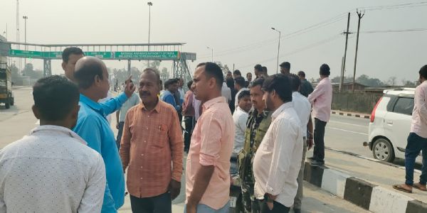 टोल प्लाजा पर स्थानीय वाहनों से टोल टैक्स का लोगों ने किया विरोध