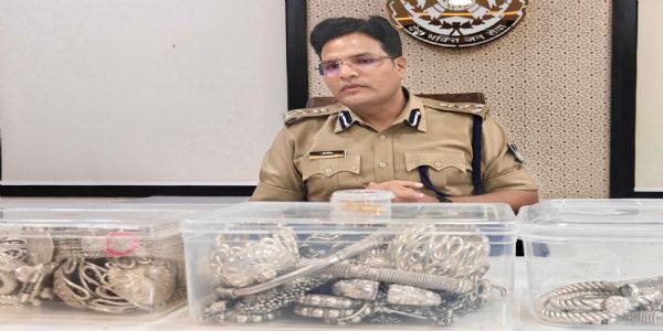 झाबुआ: अंतरराज्यीय डकैती गिरोह का पर्दाफाश, सोने-चांदी के जेवरात सहित 40 लाख का माल उड़ाकर भागे डकैत गिरफ्तार