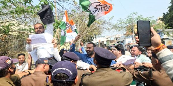 केन्द्रीय गृहमंत्री को काले झंड़े दिखाने जा रहे कांग्रेस कार्यकर्ता गिरफ्तार