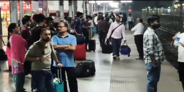 बराकर स्टेशन के अप लाइन पर ओवरहेड तार टूटने से लगभग 12 से अधिक ट्रेनों का परिचालन हुआ बाधित