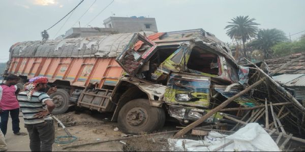 ट्रक पोल्ट्री दुकान में घुसा, दुकान को भारी नुकसान