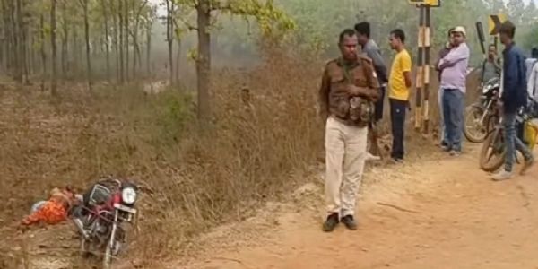 बाइक के नीचे दबा मिला शव, जांच में जुटी पुलिस