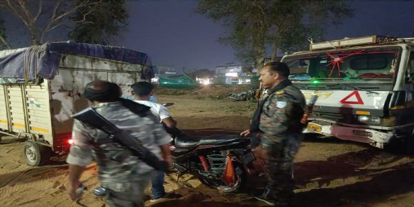 ट्रक की चपेट में आने से बाइक सवार दो लोगों की मौत