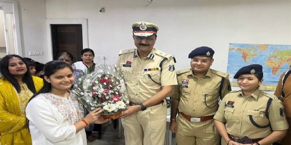 रायपुर : पुलिस कमिश्नर डॉ संजीव शुक्ला ने वैभवी का किया सम्मान