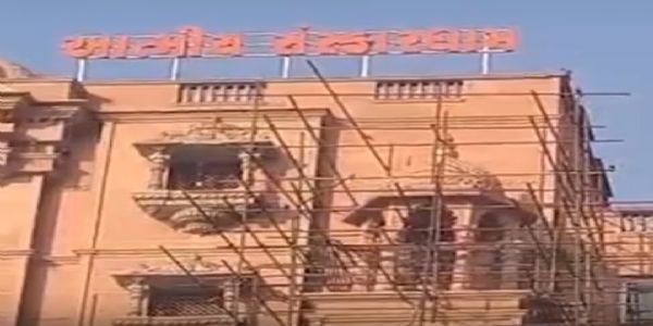 सूरत: स्वामीनारायण मंदिर परिसर के बाथरूम में दो कॉलेज छात्राओं के शव बरामद