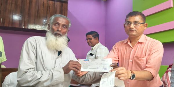 फकीराग्राम में वरिष्ठ नागरिकों को आर्थिक सहायता के चेक वितरित