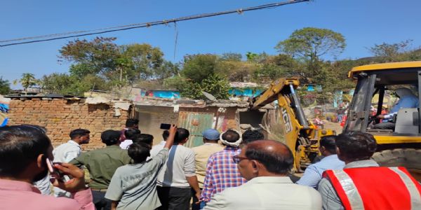 जबलपुरः सुप्रीम कोर्ट के आदेश पर मदनमहल पहाड़ी से मकानों को हटाने का कार्य शुरू