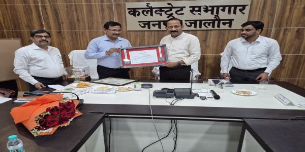 निराश्रित गोवंश संरक्षण में उत्कृष्ट कार्य के लिए जिलाधिकारी को मिला प्रशस्ति पत्र