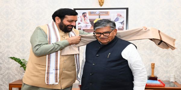 हरियाणा के मुख्यमंत्री से मिले पंजाब के राज्यपाल, सियासी चर्चा तेज