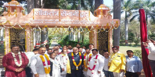 जो हाथ में संविधान की प्रतियां लेकर घूम रहे, उन्होंने ही लोकतंत्र की हत्या की : मानवेन्द्र सिंह