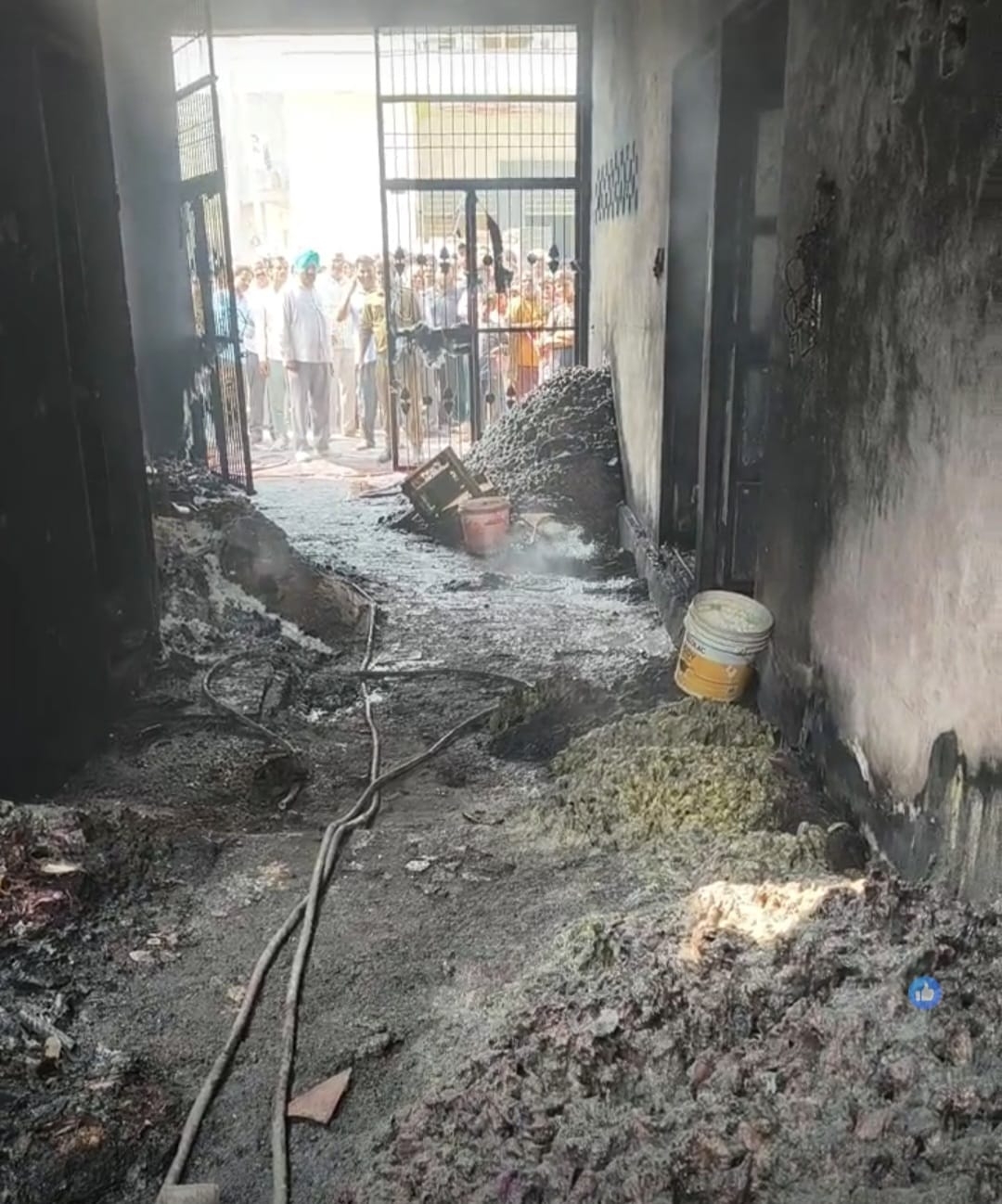 सफीदों के भाट कॉलोनी स्थित होली का रंग बनाने वाली फैक्ट्री