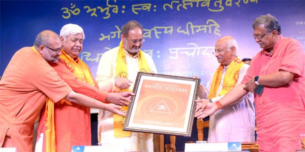 समारोह के दौरान सम्मान करते हुए