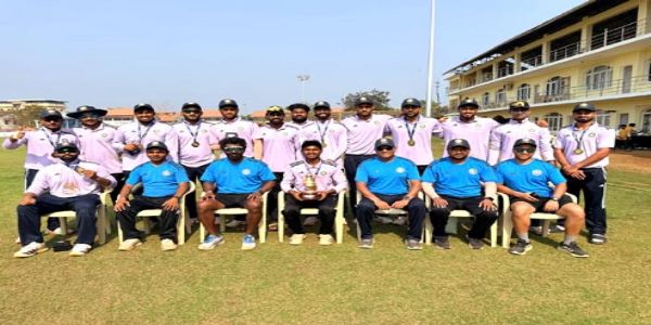 ट्राफी लिए सिब्तैन एवं टीम