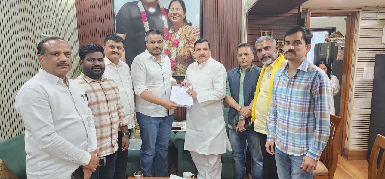 एनसीपी-एसपी) के विधायक रोहित पवार संजय सिंह से मुलाकात करते हुए।