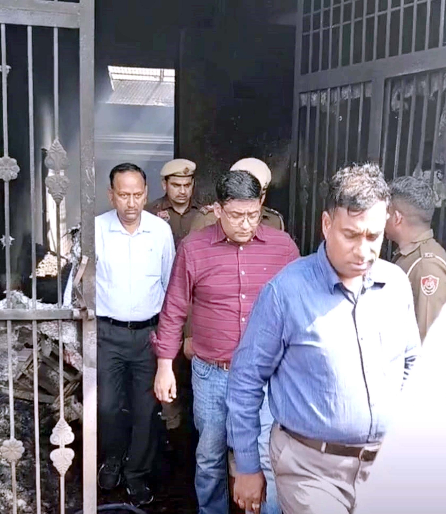 घटना स्थल का जायजा लेते हुए डीसी मोहम्मद इमरान रजा व एसपी कुलदीप सिंह।