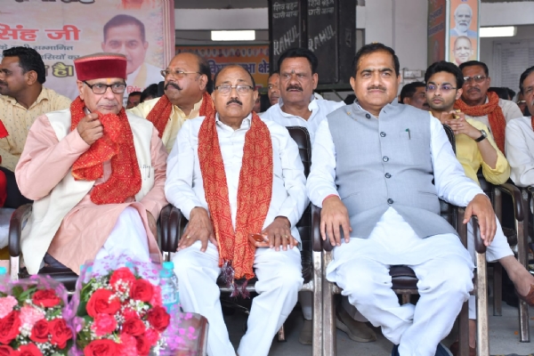 होली मिलन समारोह में  मंचासीन कुंदरकी विधायक ठाकुर रामवीर सिंह, एमएलसी डा जयपाल व्यस्त,  पूर्व सांसद वीर सिंह व अन्य।