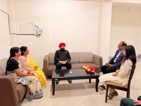 पौड़ी के श्रीनगर में इमरजेंसी  लैंडिंग के बाद अधिकारियों के साथ मौजूद राज्यपाल  गुरमीत सिंह