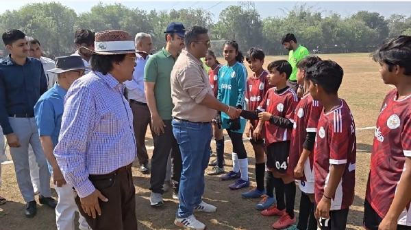 गांव मेहंदीपुर डाबोदा में रविवार को आयोजित फुटबॉल प्रतियोगिता में खिलाड़ियों का परिचय लेते उपायुक्त स्वप्निल रविंद्र पाटिल।