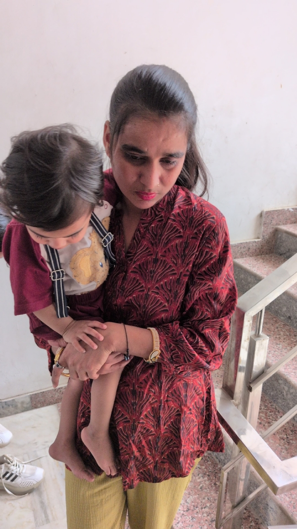 बंधकों के चंगुल से छूटकर बाहर आई महिला बंधकों के चंगुल से छूटकर बाहर आई महिला