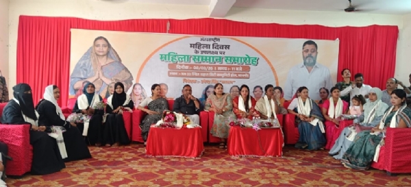 अपने पति पूर्व मंत्री बन्ना गुप्ता के साथ मेयर सुधा गुप्ता