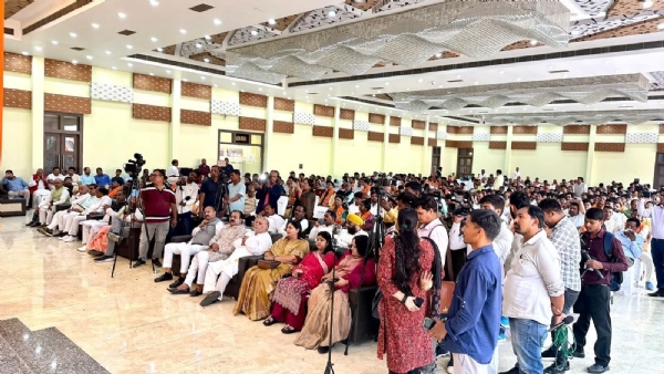 समारोह में शामिल नवनिर्वाचित प्रत्याशी