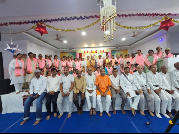 अंतरराष्ट्रीय महिला दिवस पर सम्मानित करती अंजू दीदी क्षेत्रीय मुख्य वन संरक्षक श्रीमती स्मिता पंकज को और अन्य