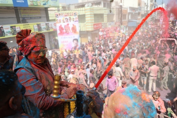 मप्रः मुख्यमंत्री डॉ. यादव ने रंग पंचमी पर उज्जैन में खेली फूलों की होली मप्रः मुख्यमंत्री डॉ. यादव ने रंग पंचमी पर उज्जैन में खेली फूलों की होली