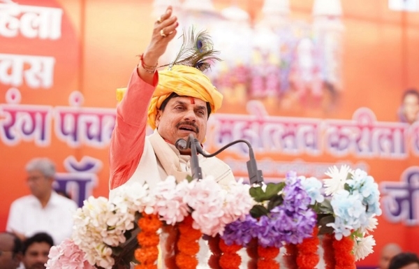 करीलाधाम में श्रद्धालुओं को संबोधित करते हुए मुख्यमंत्री