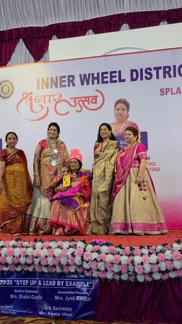 ‘लाइफटाइम अचीवमेंट अवॉर्ड’ से सम्मानित होती वंदना गुप्ता। ‘लाइफटाइम अचीवमेंट अवॉर्ड’ से सम्मानित होती वंदना गुप्ता।