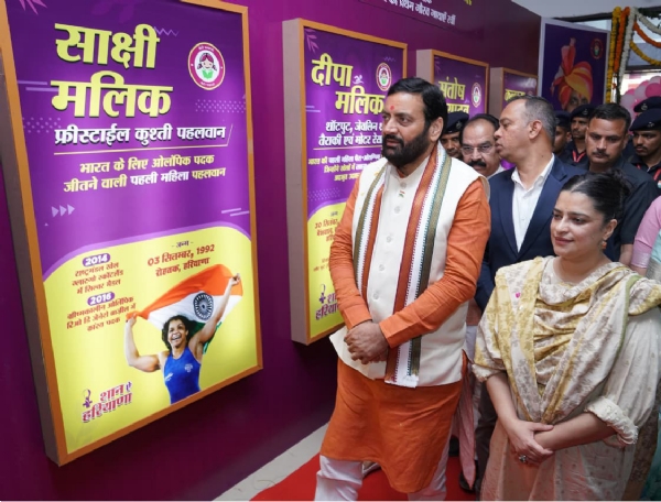 प्रदर्शनी का अवलोकन करते मुख्यमंत्री नायब सिंह सैनी।