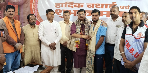 खिलाड़ी को सम्मानित करते विधायक