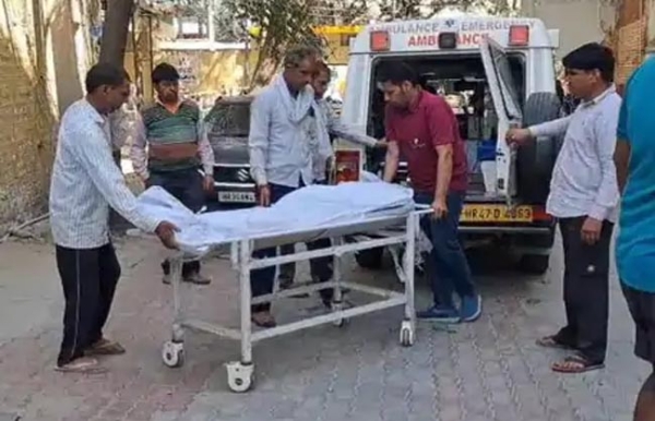 शव को ले जाते हुए परिजन। शव को ले जाते हुए परिजन।