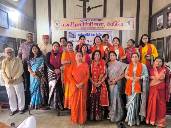 फोटो मंच पर उपस्थित