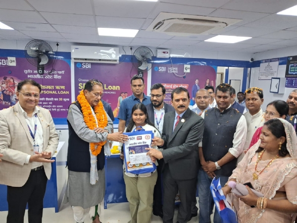 चेक देते मंत्री