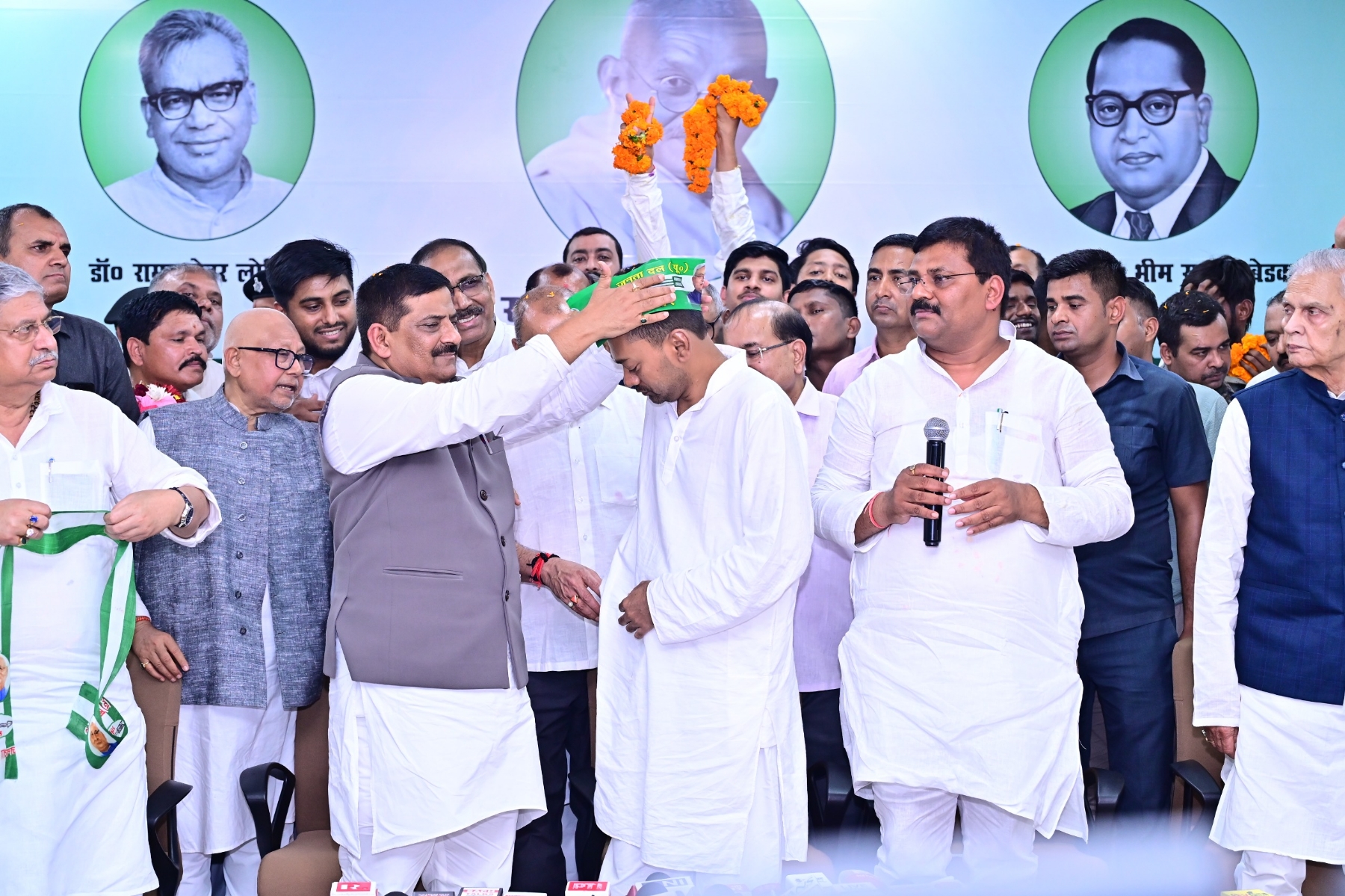 निशांत काे पाटी की टाेपी पहनाते संजय झा