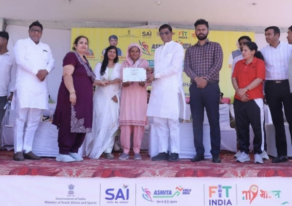 खेल प्रतियोगिता की विजेताओं को पुरस्कृत करते मुख्य अतिथि जिला परिषद के चेयरमैन कप्तान सिंह बिरधाना। खेल प्रतियोगिता की विजेताओं को पुरस्कृत करते मुख्य अतिथि जिला परिषद के चेयरमैन कप्तान सिंह बिरधाना।