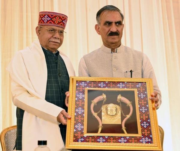 राज्यपाल को स्मृति चिन्ह भेंट करते मुख्यमंत्री।