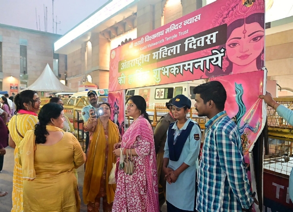 मंदिर में कतारबद्ध महिलाएं