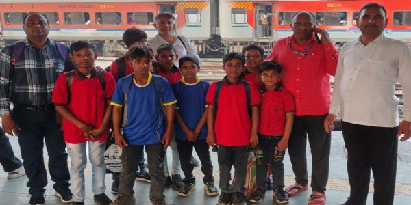 राज्य स्तरीय खेलकूद प्रतियोगिता के लिए  अयोध्या रवाना होते मुरादाबाद मंडल के खिलाड़ी।