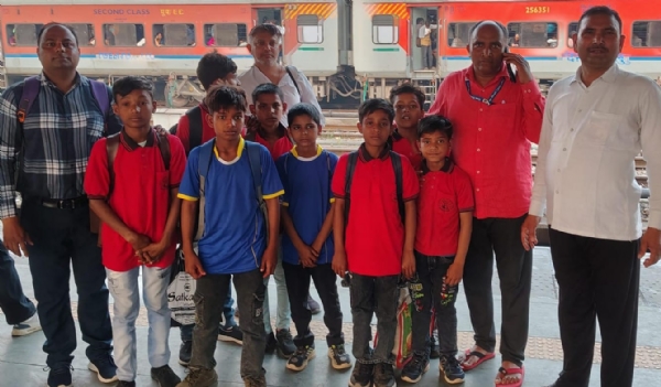 राज्य स्तरीय खेलकूद प्रतियोगिता के लिए अयोध्या रवाना होते मुरादाबाद मंडल के खिलाड़ी। राज्य स्तरीय खेलकूद प्रतियोगिता के लिए अयोध्या रवाना होते मुरादाबाद मंडल के खिलाड़ी।