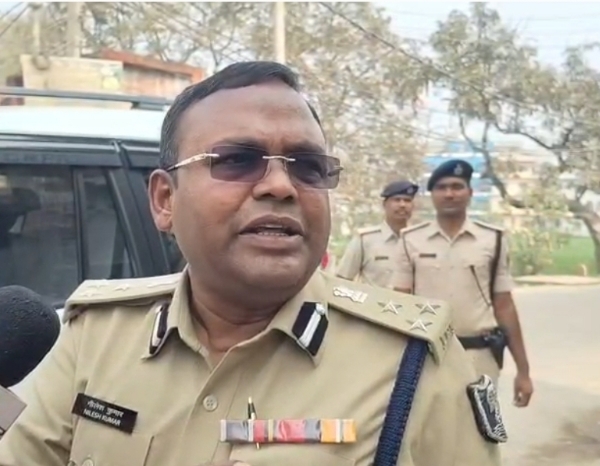 छपरा में बालू माफियाओं ने खनन टीम पर हमला कर आरोपी को छुड़ा ले गए छपरा में बालू माफियाओं ने खनन टीम पर हमला कर आरोपी को छुड़ा ले गए