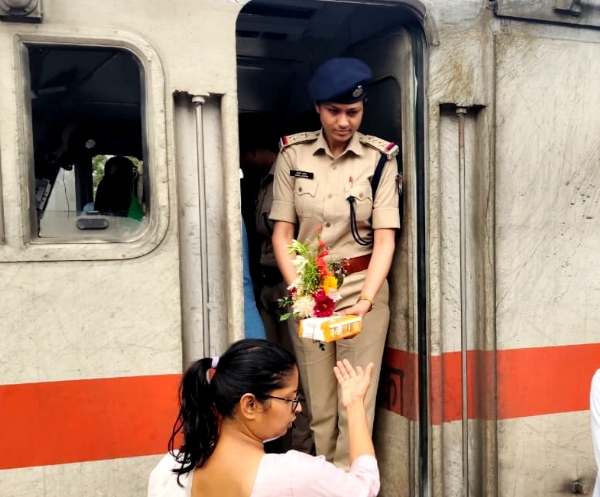 महिला दिवस पर सम्मान करते अधिकारी