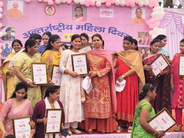 पुरुस्कृत करते हुए डीएम जसजीत कौर पुरुस्कृत करते हुए डीएम जसजीत कौर